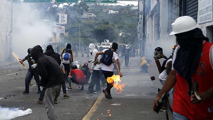 Las protestas violentas promovidas por grupos opositores se han cobrado la vida de 37 personas.