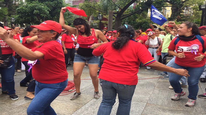 Las mujeres revolucionarias se concentraron en la Plaza Bolívar en Caracas donde demostraron con su alegría el deseo de paz en el país.