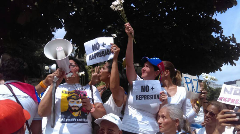 Las mujeres opositoras al Gobierno de Maduro fueron convocadas a marchar vestidas de blanco y con claveles en el este de la capital. 