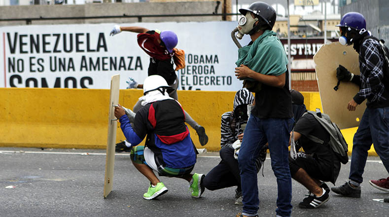 Los grupos violentos se enfrentaron con piedras botellas y objetos, a las fuerzas de seguridad que resguardaban el paso hacia el municipio Libertador.