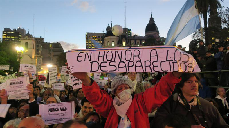 Miles de argentinos marcharon este miércoles contra la sentencia del Tribunal Supremo que pretende disminuir el tiempo de cárcel para los condenados por abusos a los derechos humanos durante la dictadura militar (1976-1983) que mató a unas 30.000 personas.