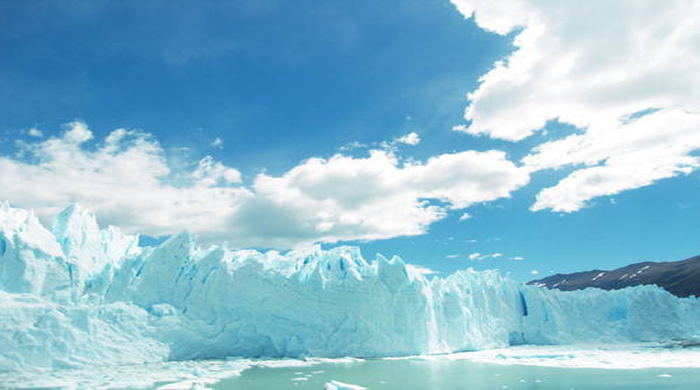 En el parque es posible vislumbrar el campo de Hielo Patagónico, el manto de hielo más grande del mundo después de la Antártida, que ocupa casi la mitad del parque.