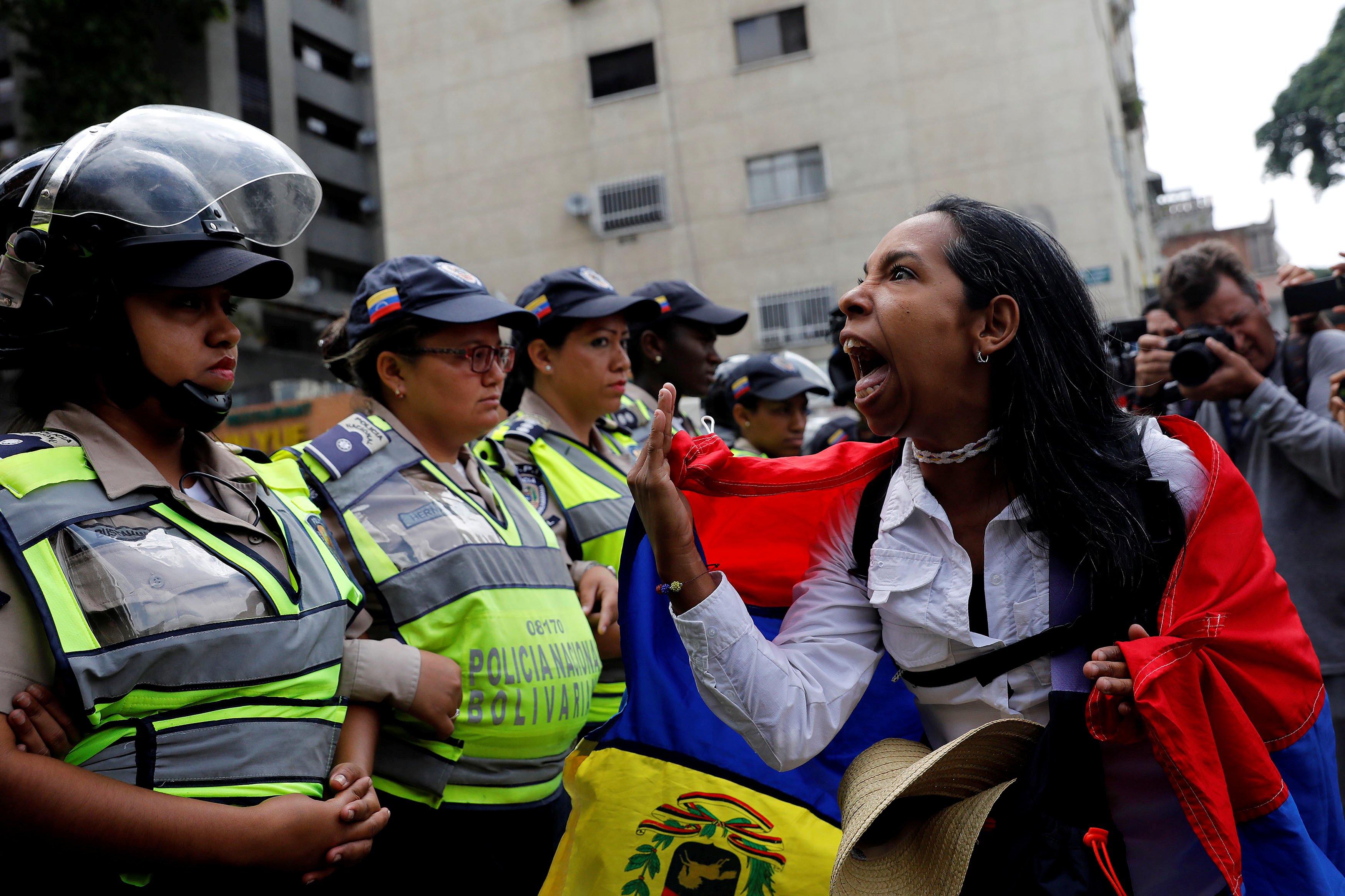 Encapuchados agreden a funcionarios policiales con molotov, piedras y excremento en medio de los llamados a protestas de la oposición en Venezuela.