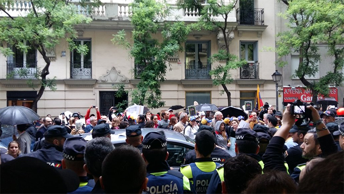 Los grupos violentos aclamaban al dictador Francisco Franco mientras asediaban la embajada venezolana en Madrid.
