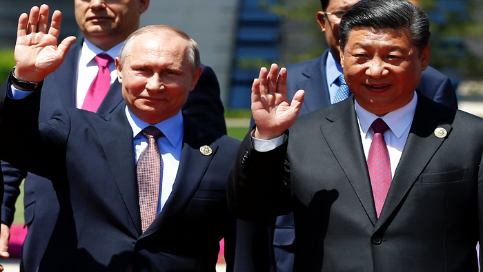 Loas mandatarios de China (derecha) y Rusia (izquierda) firmaron en 2015 un acuerdo para que la propuesta de la Franja y la Ruta estuviera relacionada con la Unión Económica Euroasiática.