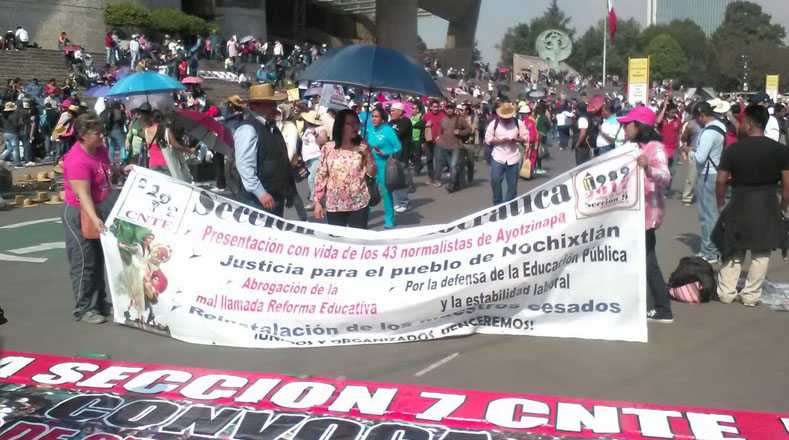 Profesores mexicanos marchan en el Día del Maestro