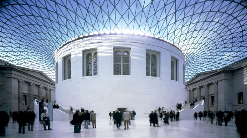 Diseñado por el arquitecto Robert Smirke, el Museo Británico fue inaugurado en 1852, con un estilo neoclásico. En 2000, fue creado un nuevo Gran Atrio que transformó el patio interno del museo en el espacio cubierto más grande de Europa.