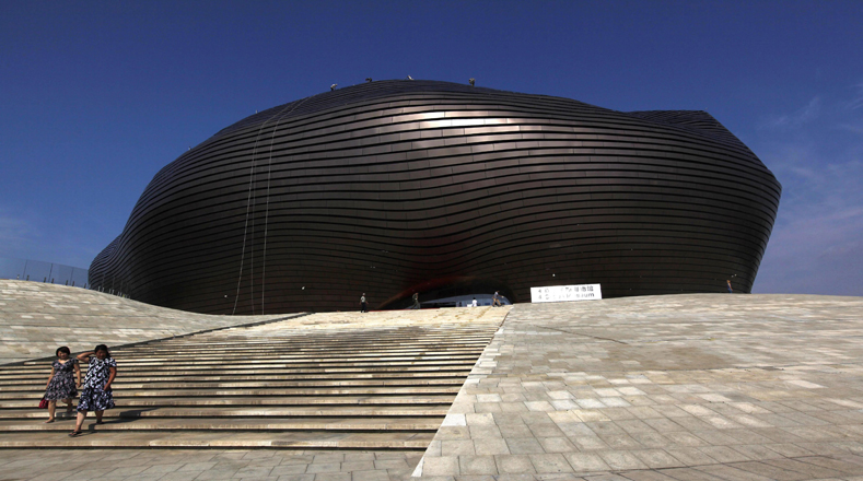 El Museo Ordos fue construido por el Gobierno chino en medio del desierto de Gobi. Diseñado en 2005 y finalizado en 2011, es uno de los proyectos arquitectónicos más ambiciosos hechos en China. 