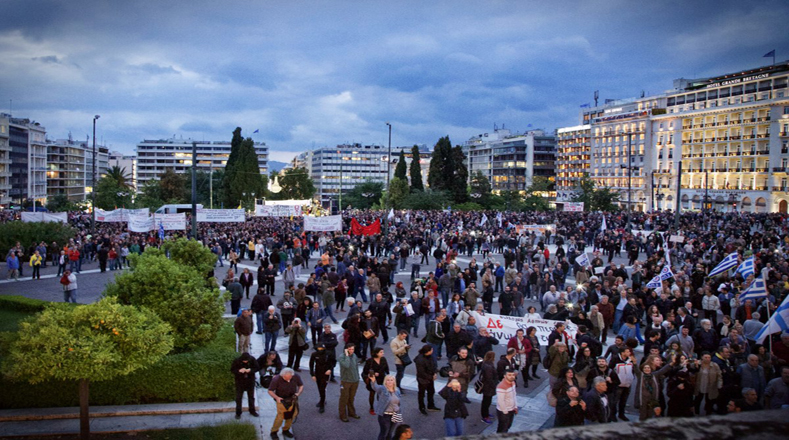 Miles de personas se concentraron en la Plaza Syntagma contra los recortes sociales votados este jueves en el Parlamento griego, paquete que contempla más recortes a las pensiones y subidas de impuestos.