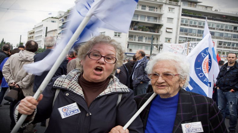 Una madre y su hija manifestaron en plaza principal de Syntagma frente al edificio del Parlamento en Atenas, contra los nuevos recortes a las pensiones a partir de 2019 y subidas de impuestos a partir de 2020.