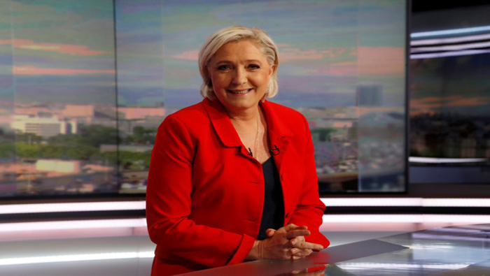 Marine Le Pen posa durante su entrevista con un canal público francés.