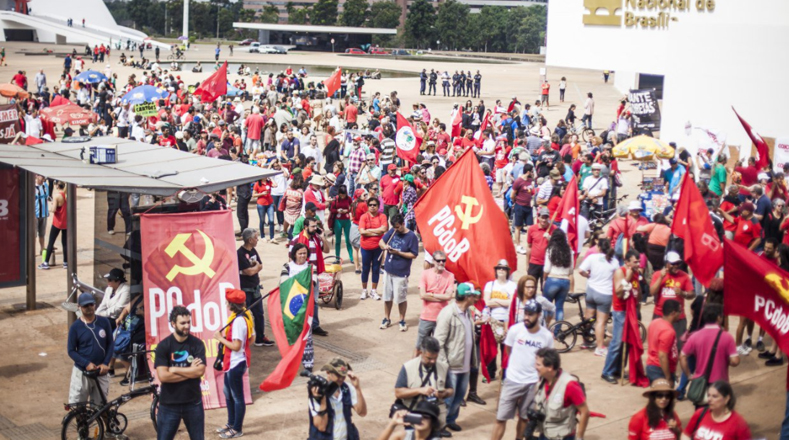 Brasileños se movilizaron este domingo en todas las capitales del país para pedir la salida del presidente no electo, Michel Temer, y exigir elecciones directas.