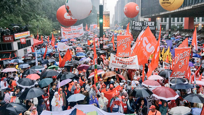 La lluvia no impidió que los miles de manifestantes se reunieran frente al museo de Arte Moderno de Sao Paulo (Masp) para gritar a una sola voz  