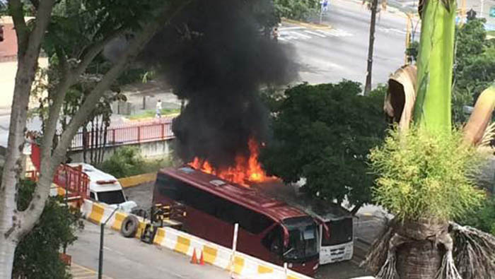 Varios vehículos de transporte de personal fueron incendiados en el estacionamiento de las instalaciones del Centro Internacional de Educación y Desarrollo (CIED) de Petróleos de Venezuela.