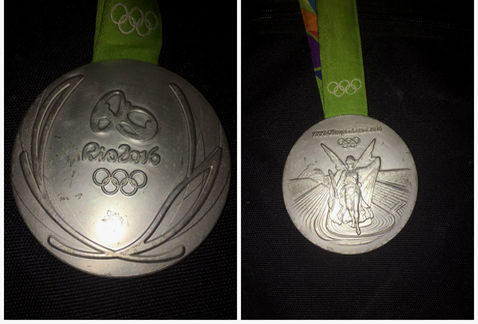 La medalla de plata del clavadista mexicano Germán Sánchez en Río 2016 se ha deteriorado.