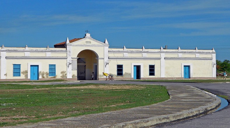 Vista parcial exterior del edificio principal del Cementerio General o de Reina, en la ciudad cubana de Cienfuegos.