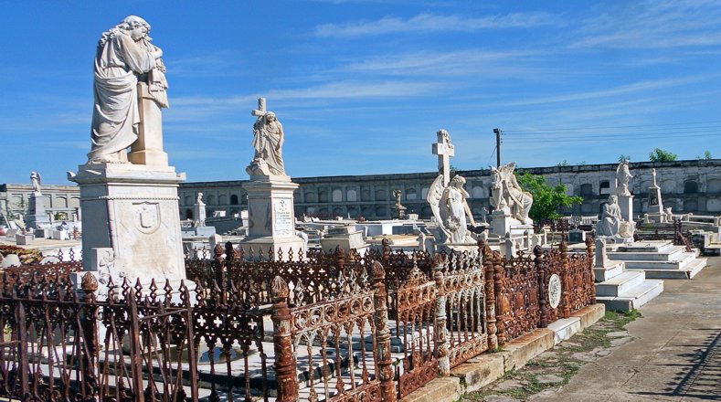 Las rejas de hierro fundido que circundan algunas tumbas del cementerio de Reina, en Cienfuegos, Cuba, constituyen verdaderos tesoros realizados por los herreros locales de entonces.