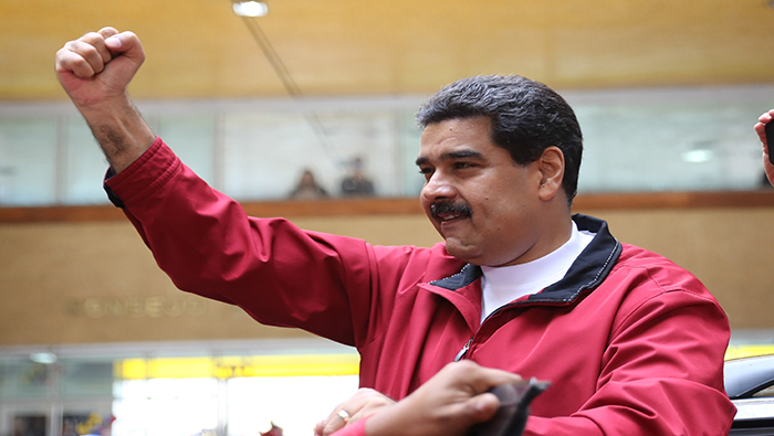 Maduro: bajo asedio pero en combate 