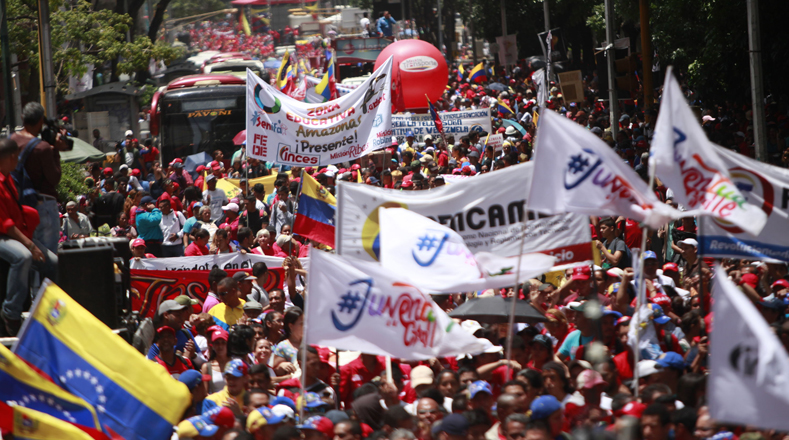 Los estudiantes y deportistas venezolanos se movilizaron este viernes desde la Plaza Morelos, ubicada en Bellas Artes, Caracas, hasta el Palacio de Miraflores, para respaldar el proceso constituyente, convocado el 1 de mayo por el presidente Nicolás Maduro.