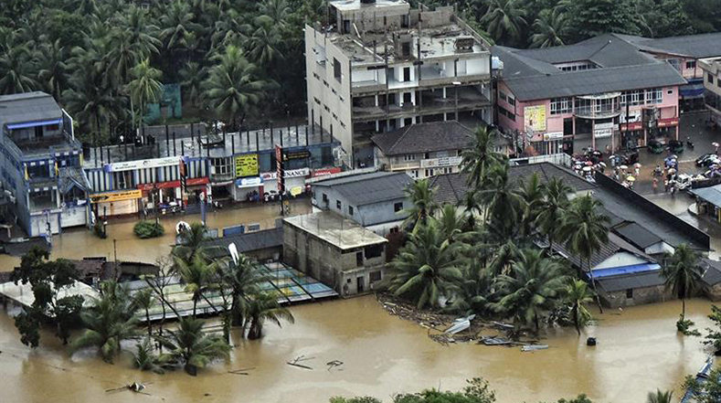Viviendas y caminos estaban inundados en Sri Lanka.