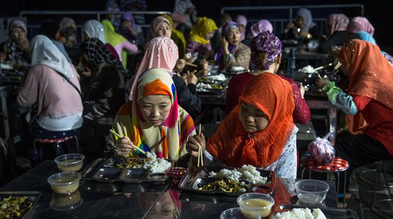 En China los musulmanes comienzan a comer luego de cumplir el primer día de ayuno, que excluye a las embarazadas, niños, enfermos y ancianos. 