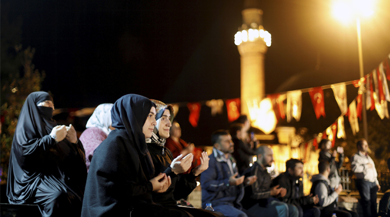 Durante el Ramadán los creyentes celebran la cena de iftar, una comida nocturna con la que rompen el ayuno diario.