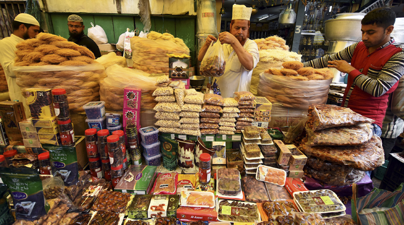 Muchos vendedores ambulantes aprovechan en los mercados para comercializar frutos secos, verduras y fideos en la víspera de la celebración.
