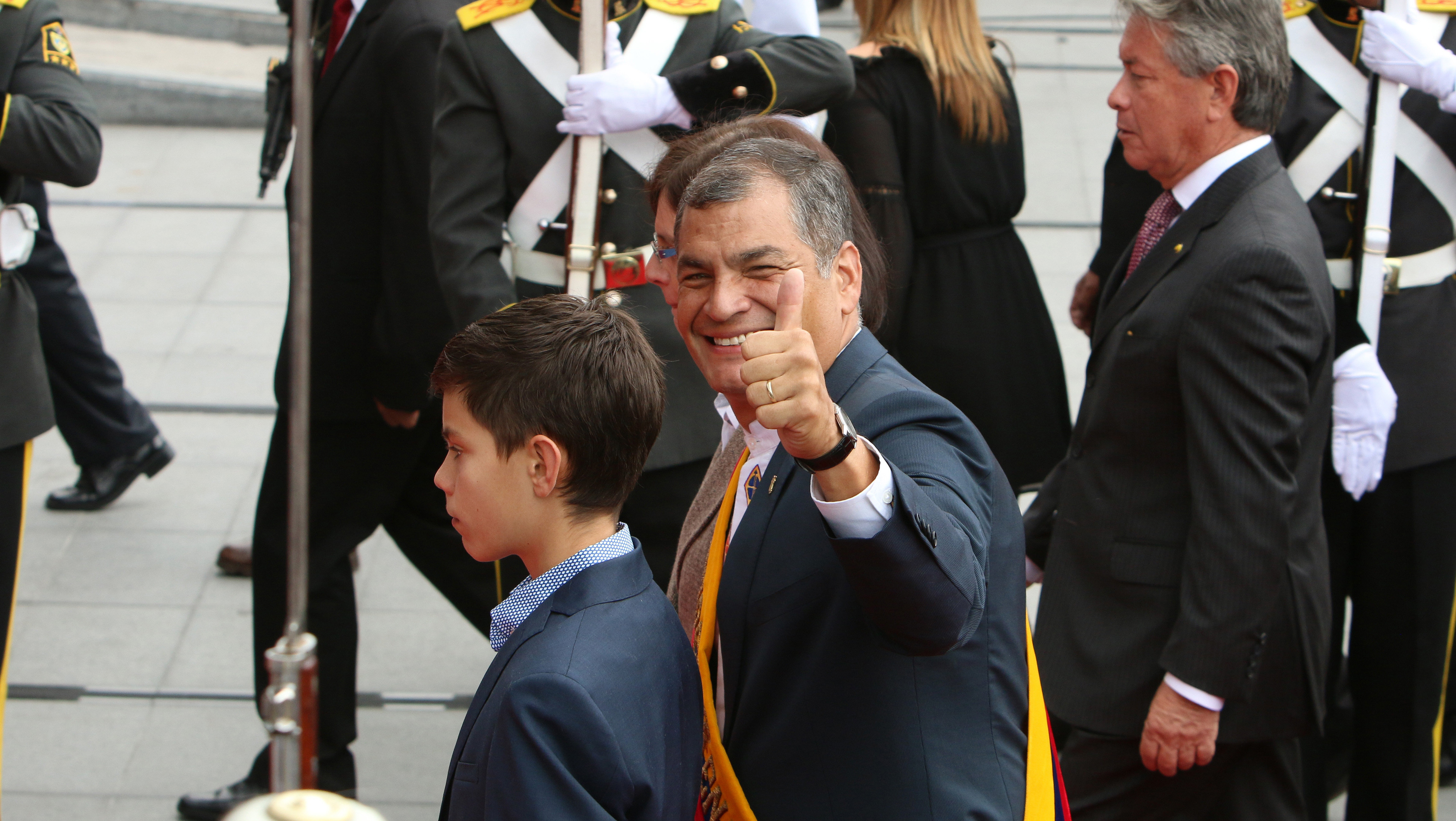 Rafael Correa (c) se despide luego de entregar el mando a Lenín Moreno.