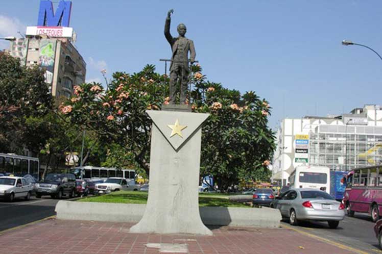 Grupos violentos pertenecientes a la oposición venezolana encapucharon la estatua del Héroe Nacional cubano José Martí.