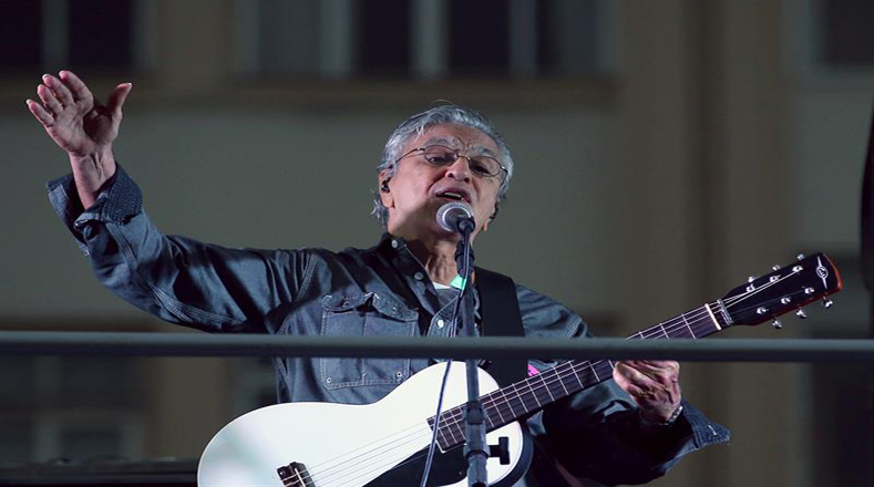 Caetano Veloso encabezó las actividades musicales que se presentaron durante la protesta.