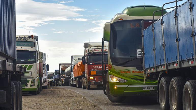 El paro aduanero perjudica el tránsito de varios tipos de producción boliviana hacia las terminales chilenas.