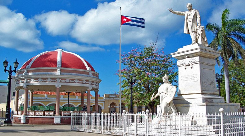 Glorieta y conjunto escultórico dedicado a José Martí, en ciudad de Cienfuegos, Cuba.