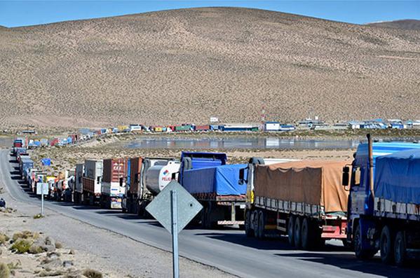 El paro aduanero en Chile mantenía a más de mil transportistas bolivianos varados en la frontera entre ambas naciones.