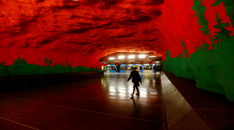 En el metro de Estocolmo hay esculturas, mosaicos, pinturas, instalaciones, grabados y relieves. 