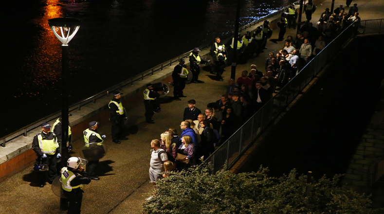 El primer atentado ocurrió en el puente de Londres, donde una furgoneta arrolló a varias personas que transitaban, y el otro en el cercano mercado de Borough, donde se indaga un ataque con pistolas y cuchillos.