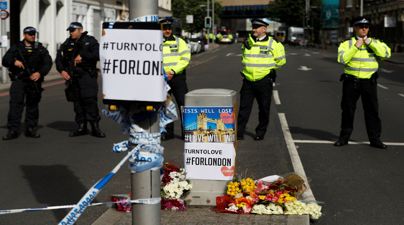 Flores y mensajes amanecieron este domingo detrás de la cinta del cordón de policía cerca de Borough Market.