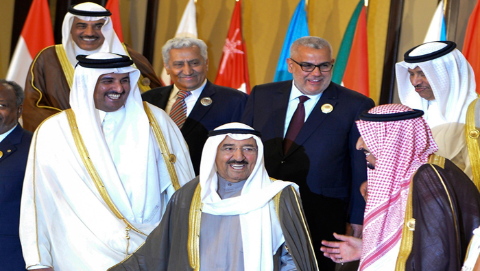 Emir de Catar, Tamim bin Hamad Al-Thani (c), junto al emir de Kuwait Sabah IV Al-Ahmad Al-Jaber Al-Sabah (i) y al entonces príncipe saudí Salmán bin Abdulaziz (d). Imagen referencial, marzo de 2014.