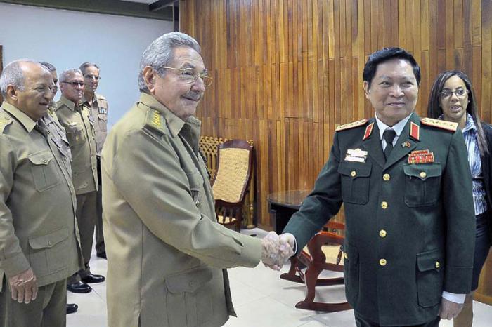 El presidente de Cuba, Raúl Castro, saluda en La Habana al ministro de Defensa de Vietnam, Ngo Xuan Lich