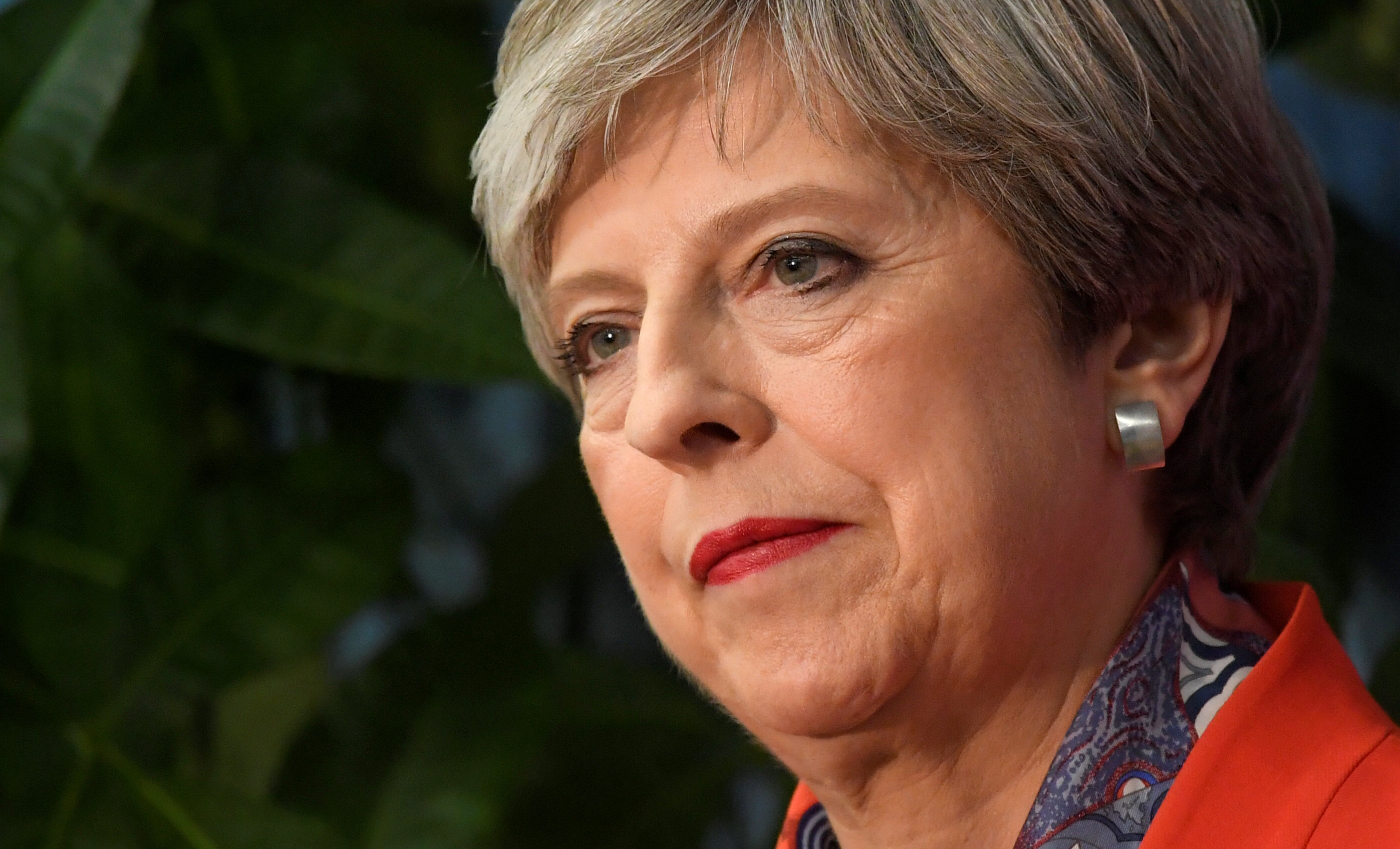 La primera ministra Theresa May sufre duro revés en elecciones en Reino Unido.