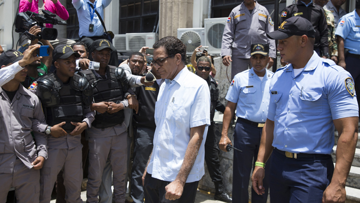 El exvicepresidente ejecutivo de la estatal Corporación Dominicana de Empresas Eléctricas Estatales (Cdeee), César Sánchez, camina hacia el autobús que lo llevará a prisión.