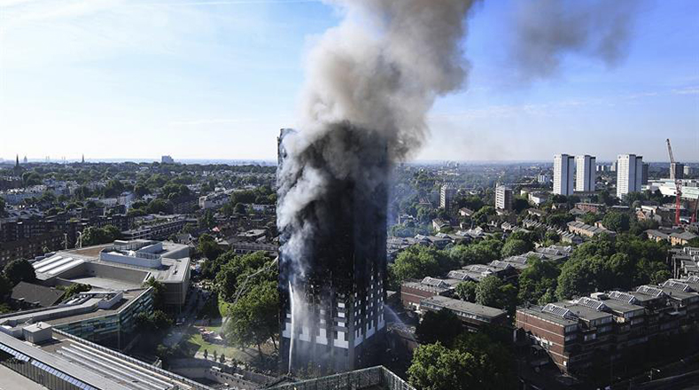 El fuego devora emblemática torre residencial de más de 20 pisos en Londres.