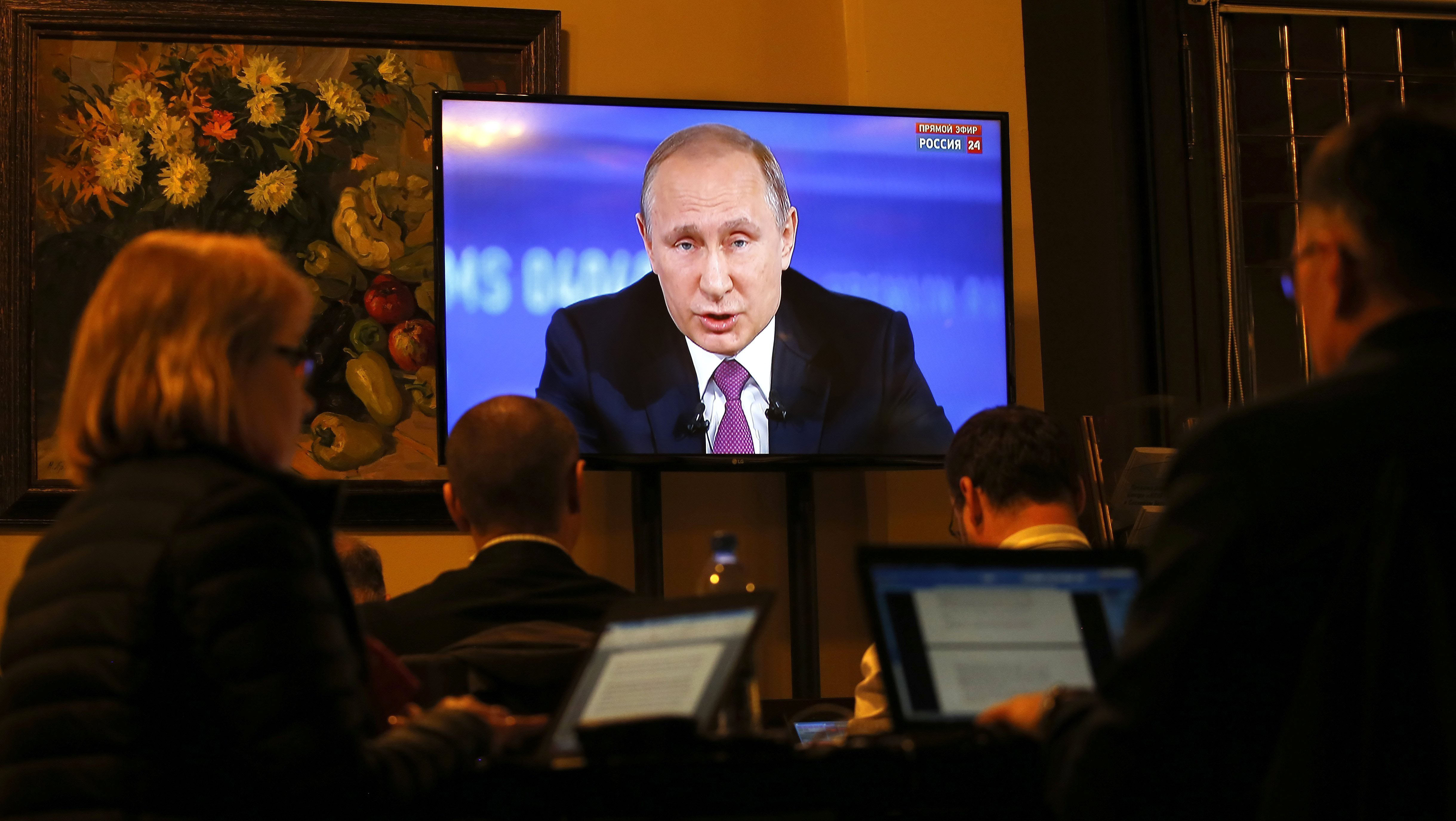 Periodistas siguen desde la sala de prensa al presidente ruso que asiste al programa 