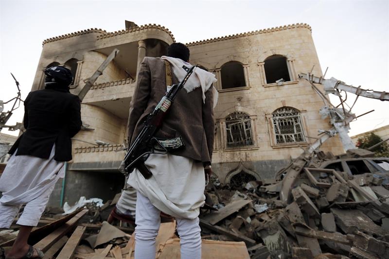 En marzo de 2015, Arabia Saudita inició una ofensiva militar contra Yemen en un intento por restaurar en el poder del expresidente de ese país Abdu Rabu Mansur Hadi.