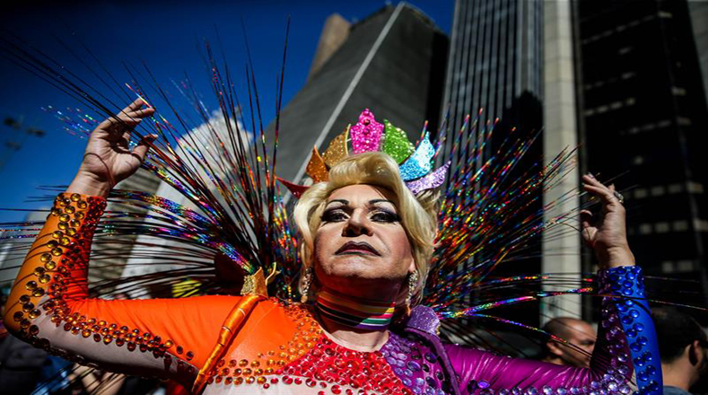 La presidenta de la Asociación del Desfile del Orgullo de Gais, Lesbiana, Bisexuales y Transexuales de Sao Paulo, Claudia Regina, aseguró al dar inicio al desfile que las discusión es necesaria por las constantes agresiones que los homosexuales sufren por parte de fundamentalistas religiosos.