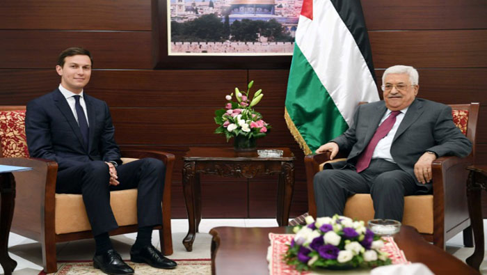 En Ramala Kushner (i) se reunió con el presidente de Palestina.