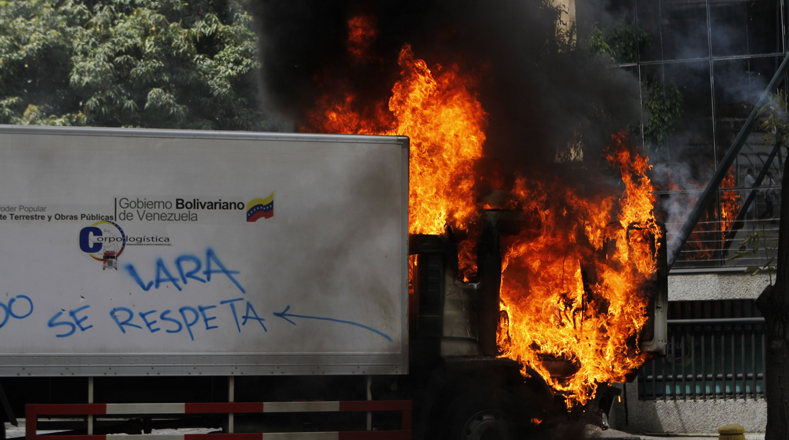 Opositores queman camión de alimentos en El Rosal, Venezuela