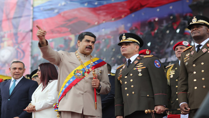 En el acto por los 196 años de la Batalla de Carabobo, Maduro estuvo acompañado, entre otros, por el presidente del TSJ, Maikel Moreno (i).