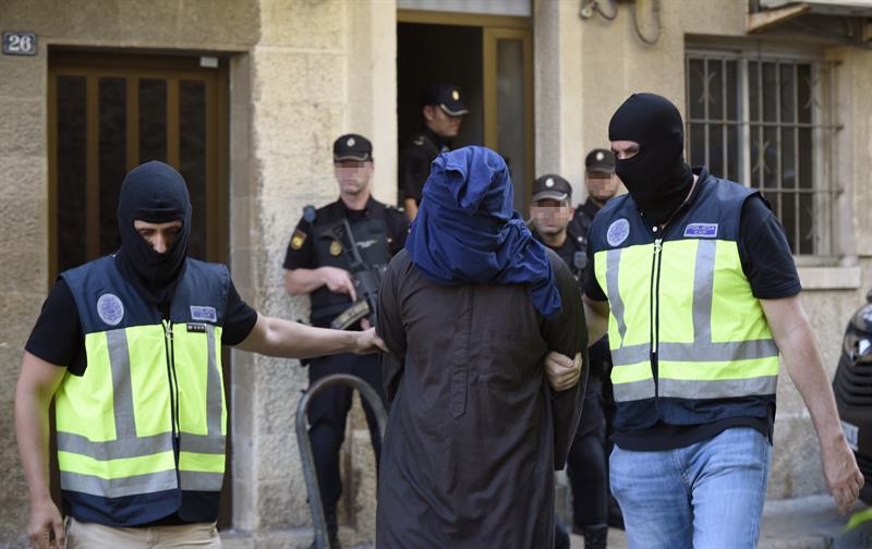Policias trasladan a un hombre detenido en Mallorca, dentro de la operación contra el terrorismo.