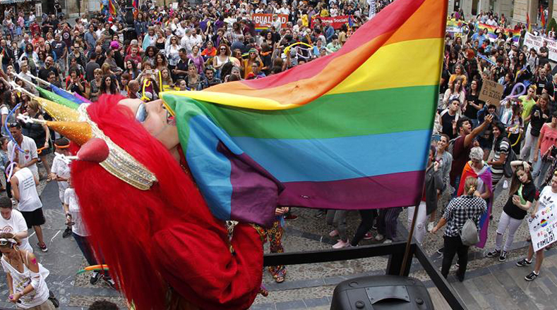 El 28 de junio de 1969 tuvieron lugar los disturbios de Stonewall, Nueva York, que dieron pie al inicio de la lucha por los derechos de los homosexuales.