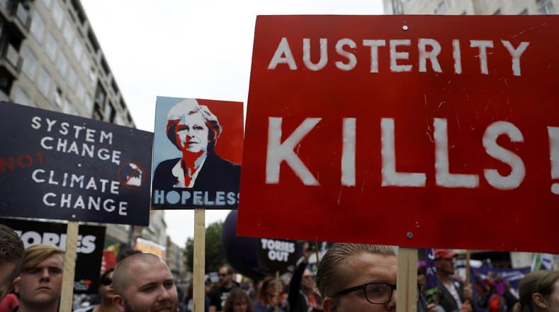 Miles de británicos se concentraron este sábado en el centro de Londres en rechazo a las medidas de austeridad del Gobierno conservador y para exigir la renuncia de la primera ministra Theresa May.